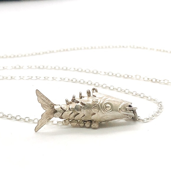Vintage Articulated Dainty Silver Fish Pendant Necklace - Picture 8 of 14